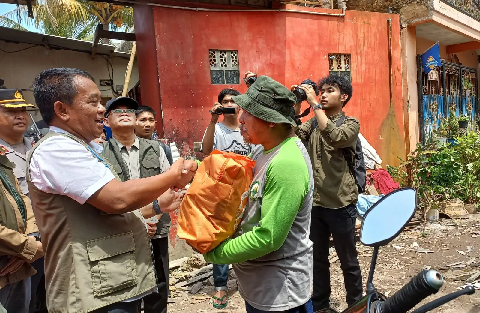 BNPB Serahkan Dukungan Penanganan Angin Puting Beliung Kabupaten Bandung